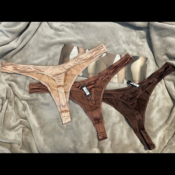 NWT SKIMS (2 PAIRS) SATIN STRETCH THONG - Picture 2 of 14